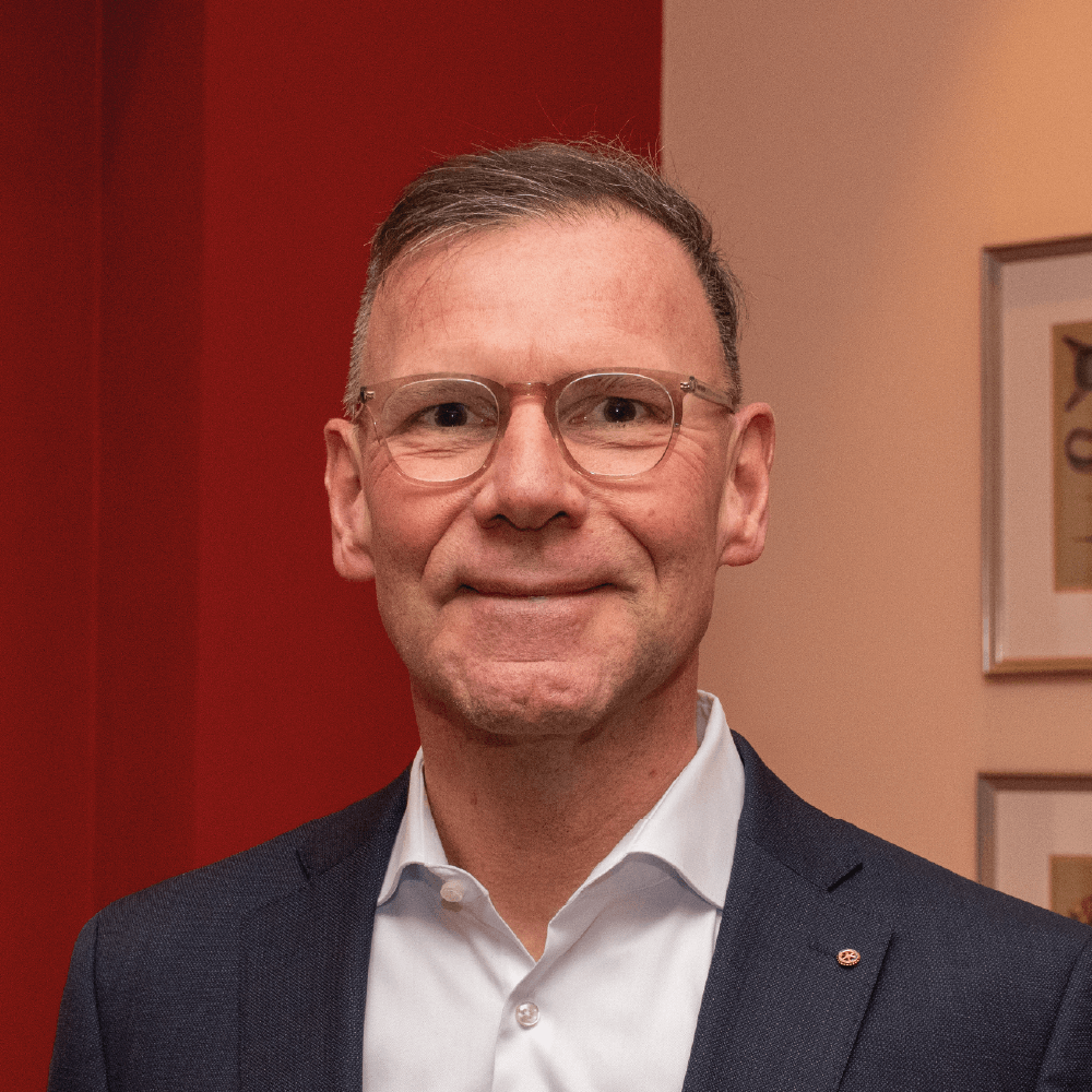 Porträtbild von Enno Körtke, er lächelt in die Kamera